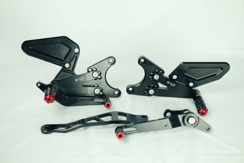 Bonamici - Bộ gác chân Yamaha R1 15 21 ( gập lên xuống) ( nút đỏ)