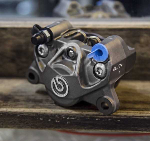 HCMHeo Dầu Brembo Logo Lớn Đỏ 2 Pic Đối Xứng Sản Phẩm Có Bh 3 Tháng Sử  Dụng Gắn Mọi Loại Xe  Pat Trước Ab Vision  Lazadavn